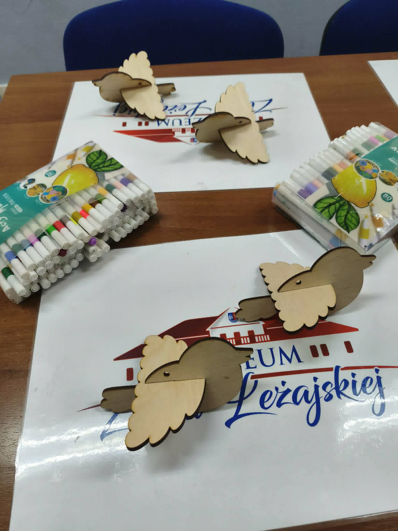Zdjęcie przedstawia prace plastyczne podczas spotkania grupy wsparcia