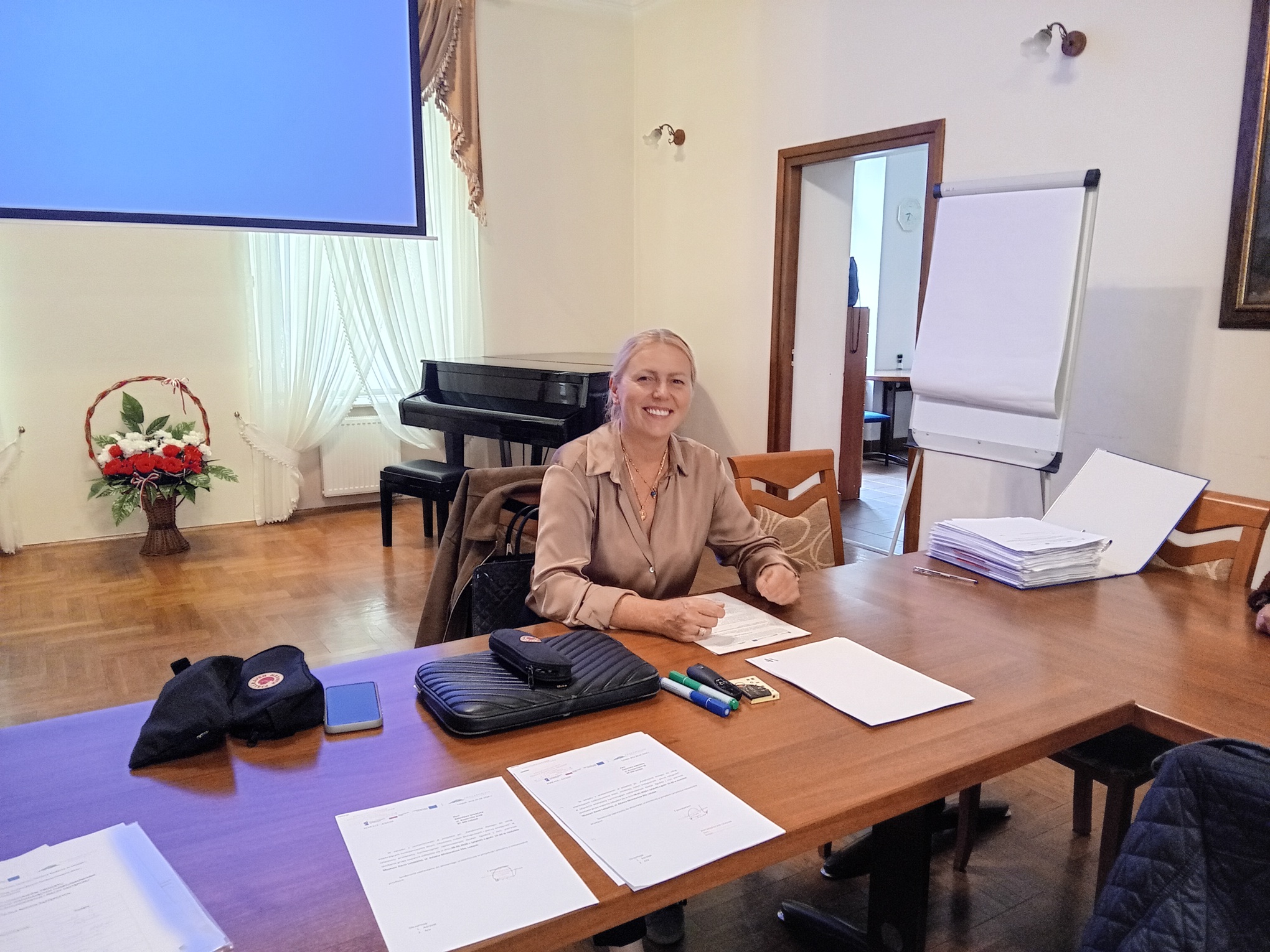 Zdjęcie przedstawia prace plastyczne podczas spotkania grupy wsparcia