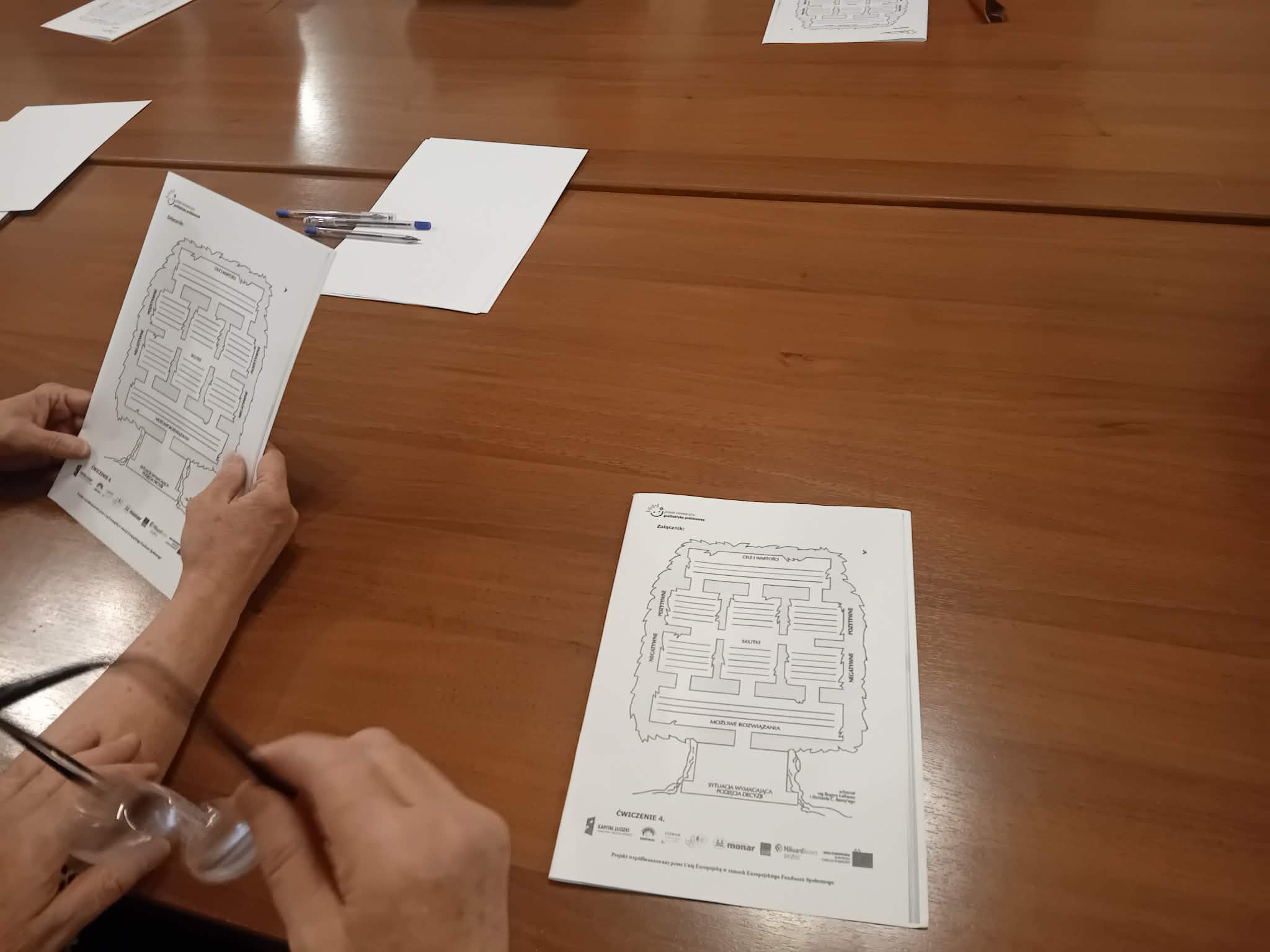 Zdjęcie przedstawia prace plastyczne podczas spotkania grupy wsparcia